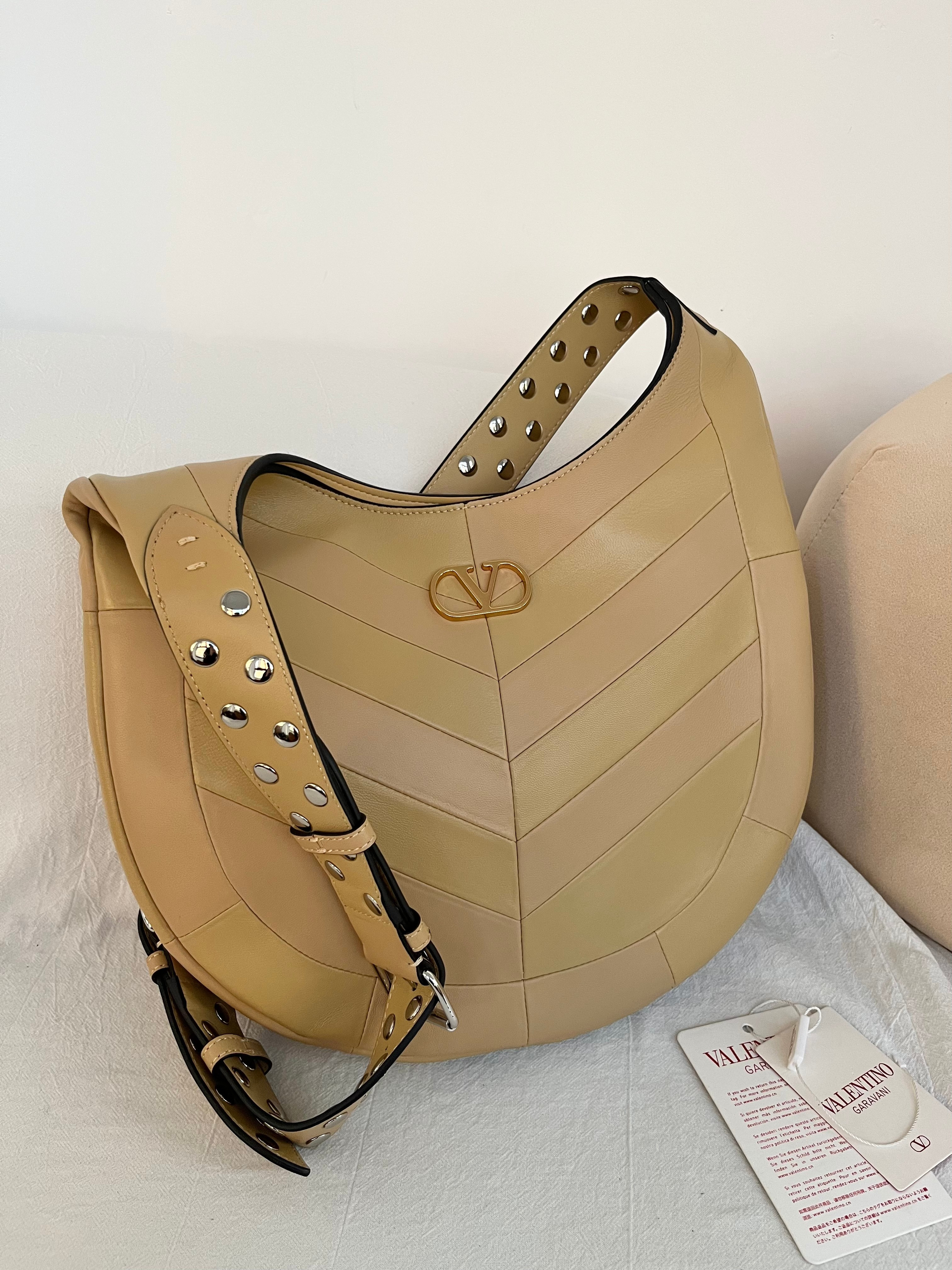 Сумка женская в стиле Valentino Garavani Hoboho Hobo карамельного цвета(35 cм)