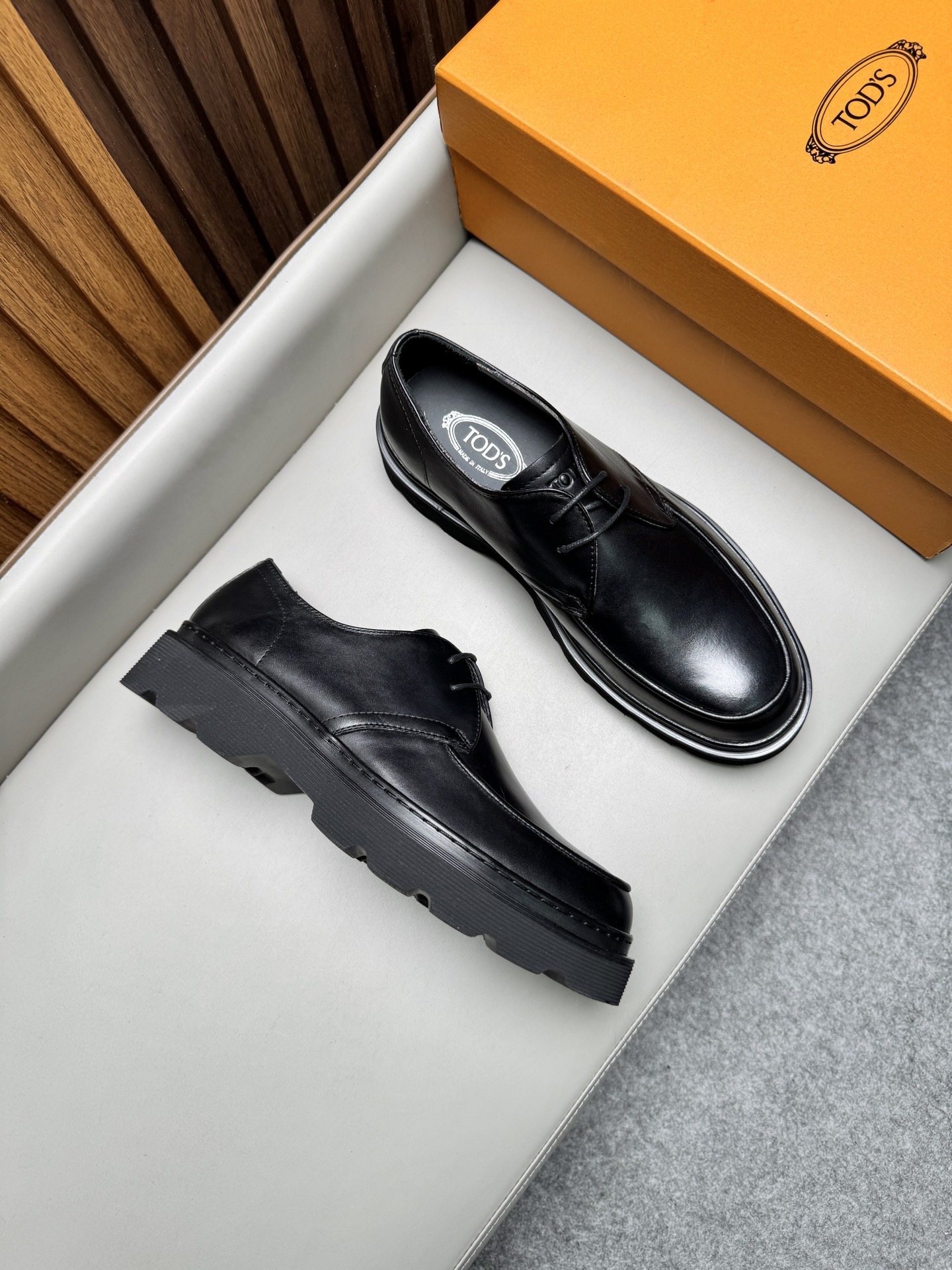 Туфли мужские в стиле Tod’s черного цвета на массивной подошве