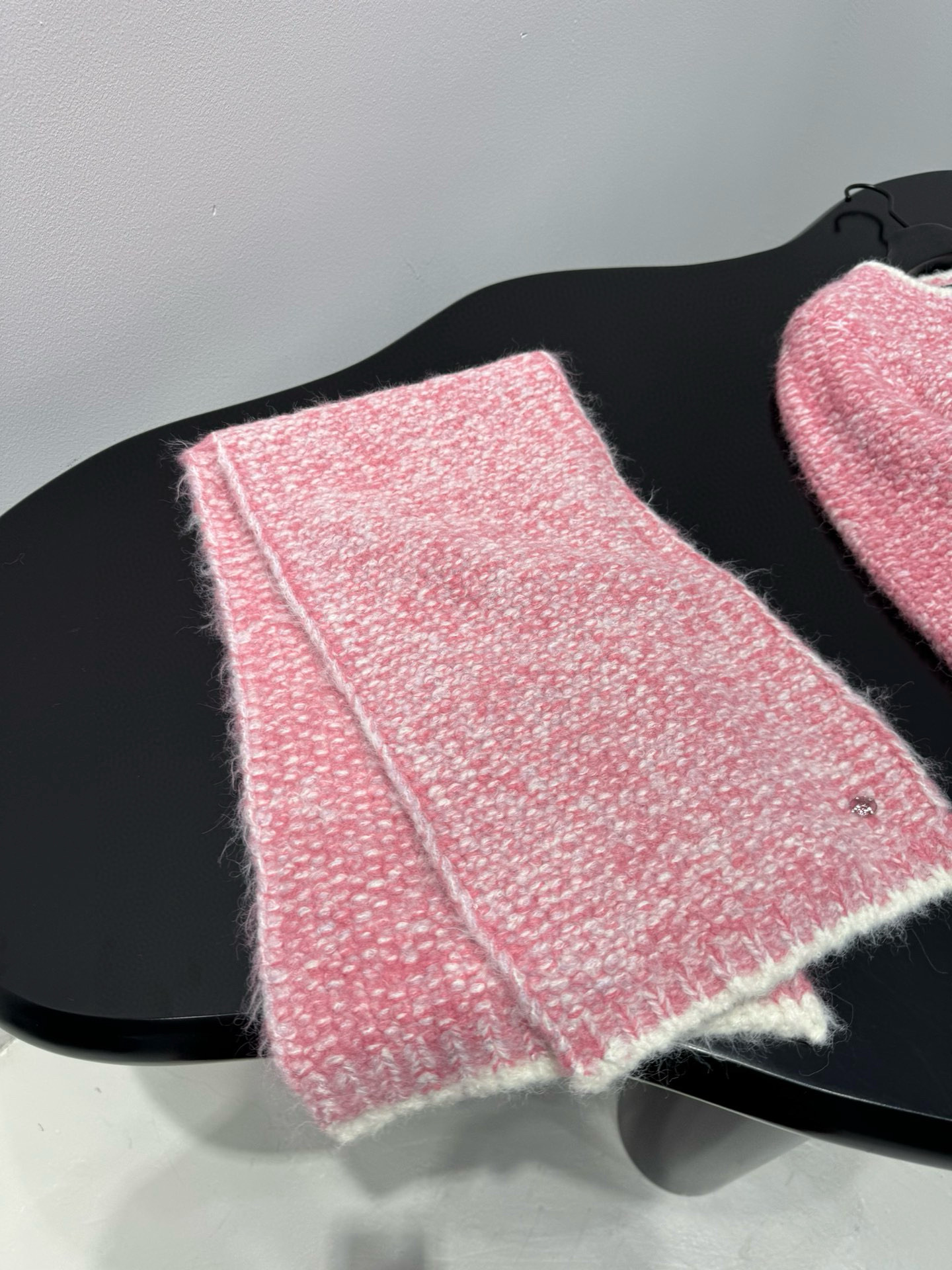 Шарф женский в стиле Chanel из твидовой смесовой пряжи розового цвета