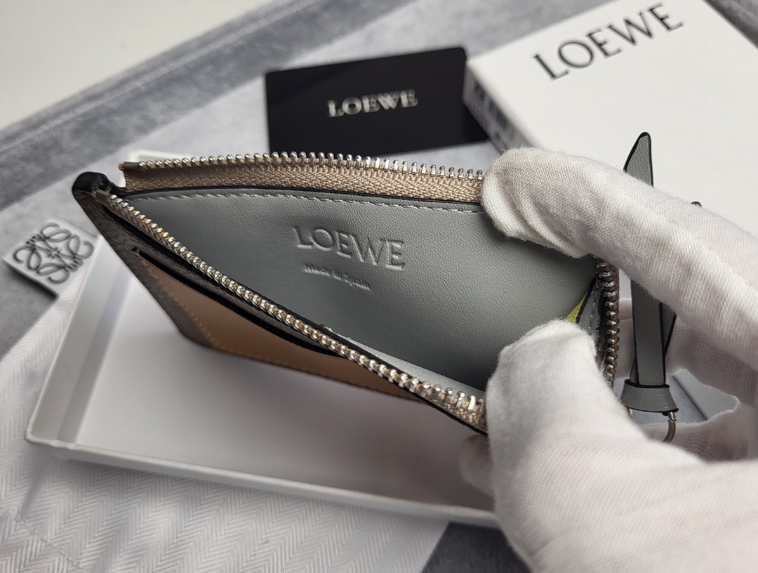 Картхолдер в стиле Loewe Anagram L1103 серого  цвета