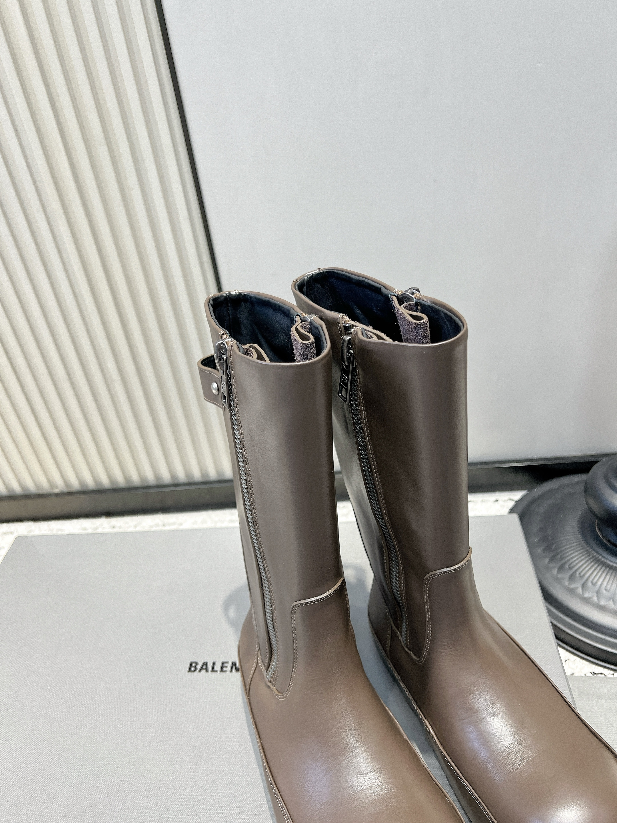 Сапоги женские Balenciaga серо-коричневого цвета