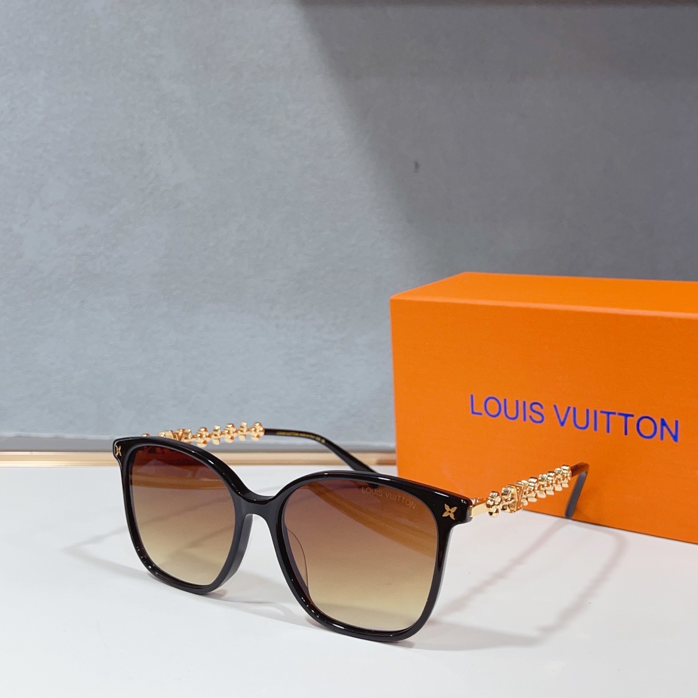 Очки солнцезащитные женские в стиле Louis Vuitton