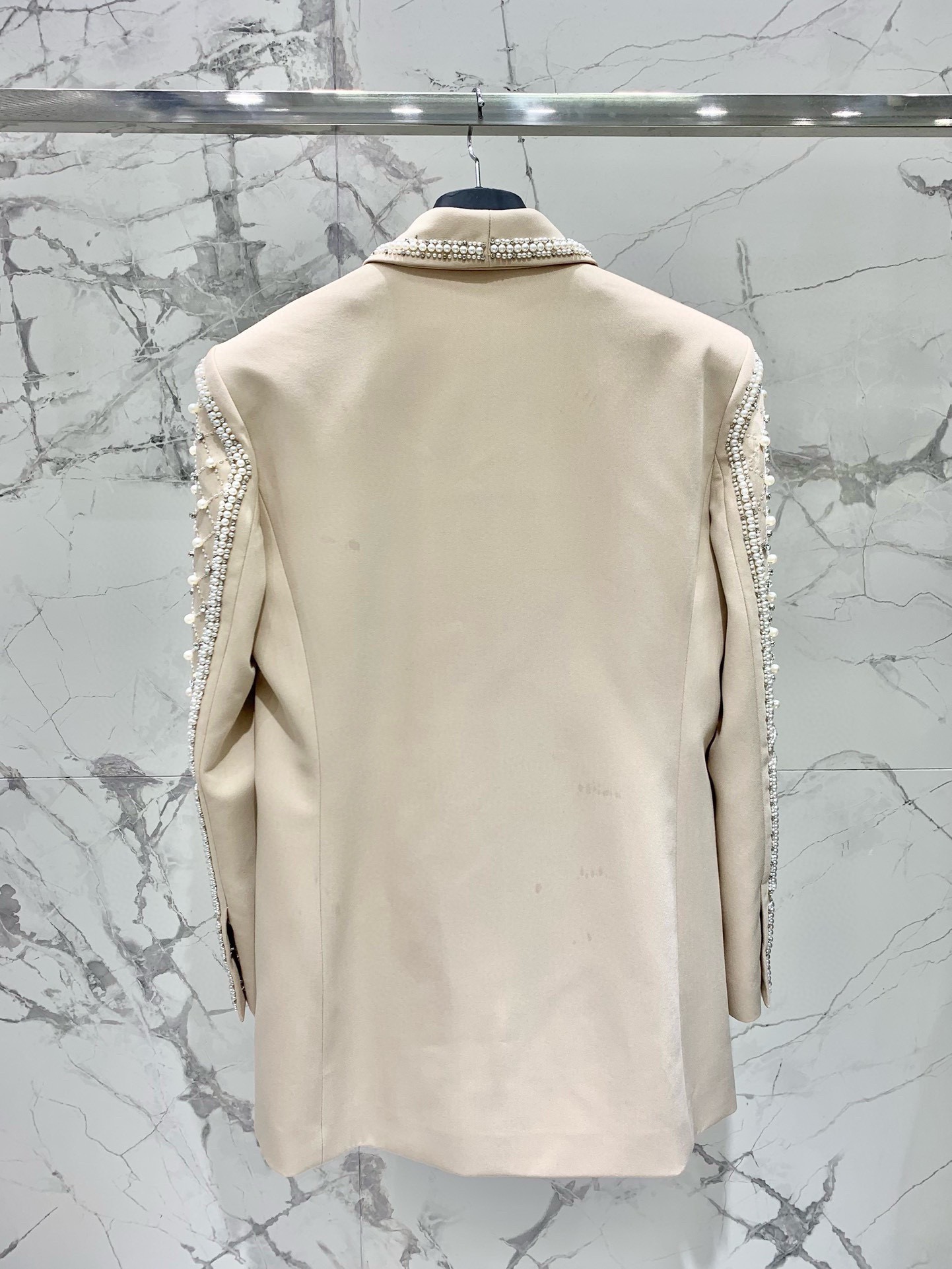 Жакет женский в стиле Balmain из плотной костюмной ткани бежевого цвета с ручной жемчужной вышивкой