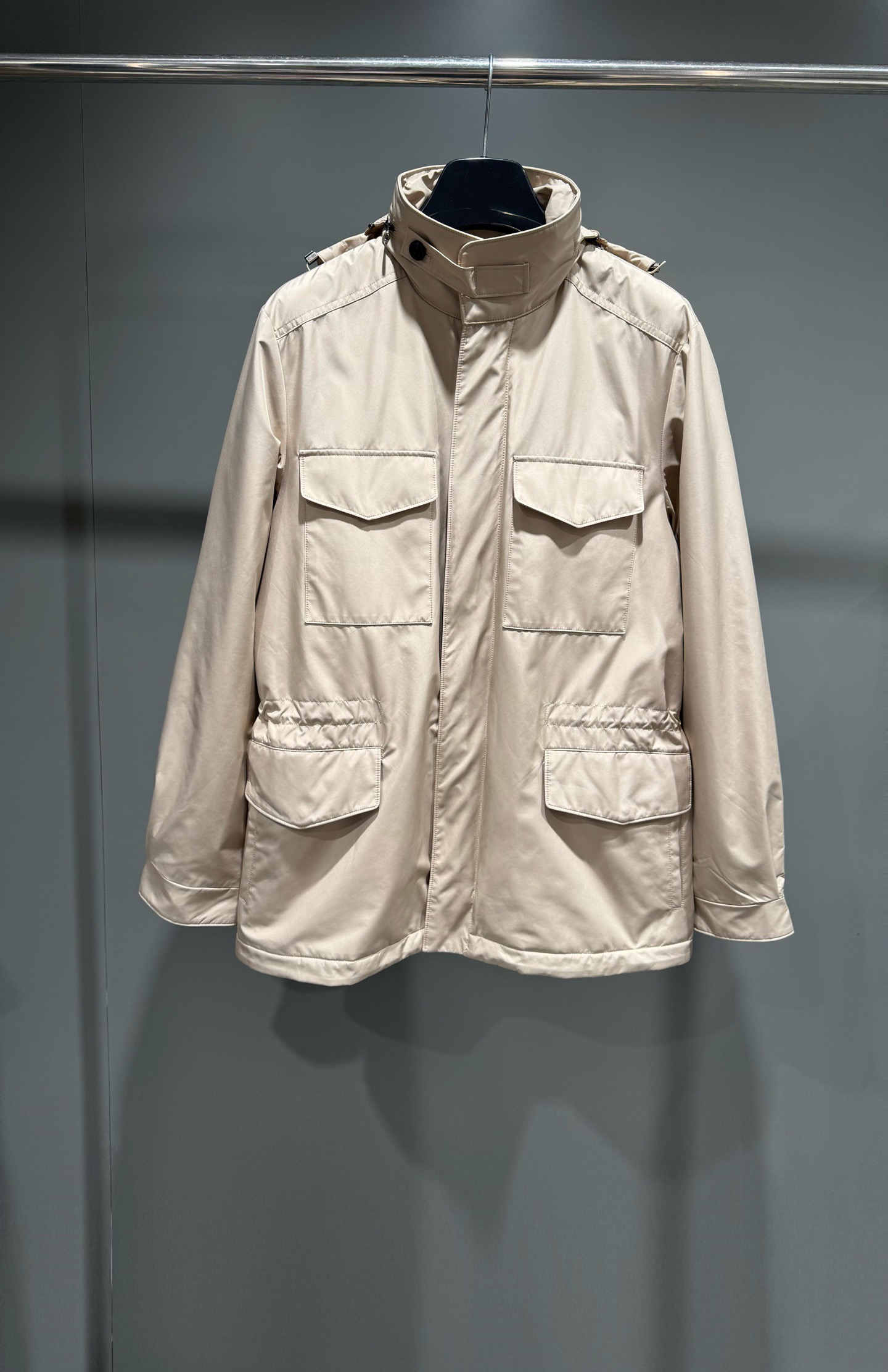 Куртка мужская в стиле Loro Piana из плащевой ткани бежевого цвета