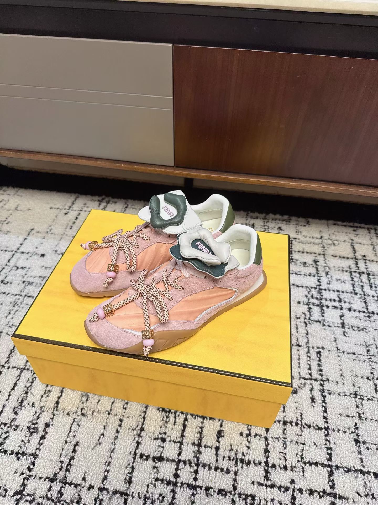 Кроссовки женские в стиле Fendi Delfina розового цвета