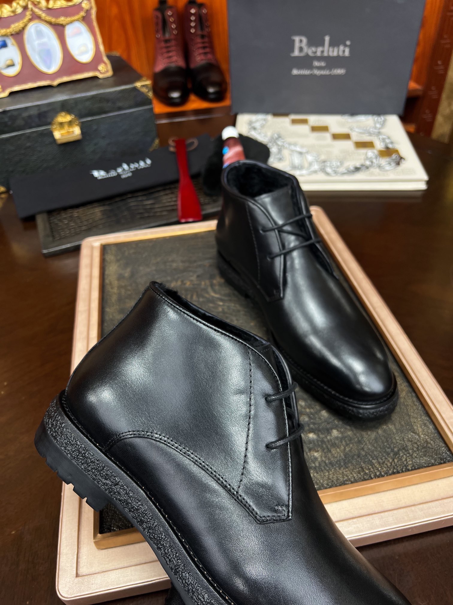 Ботинки мужские в стиле Berluti из натуральной кожи черного цвета
