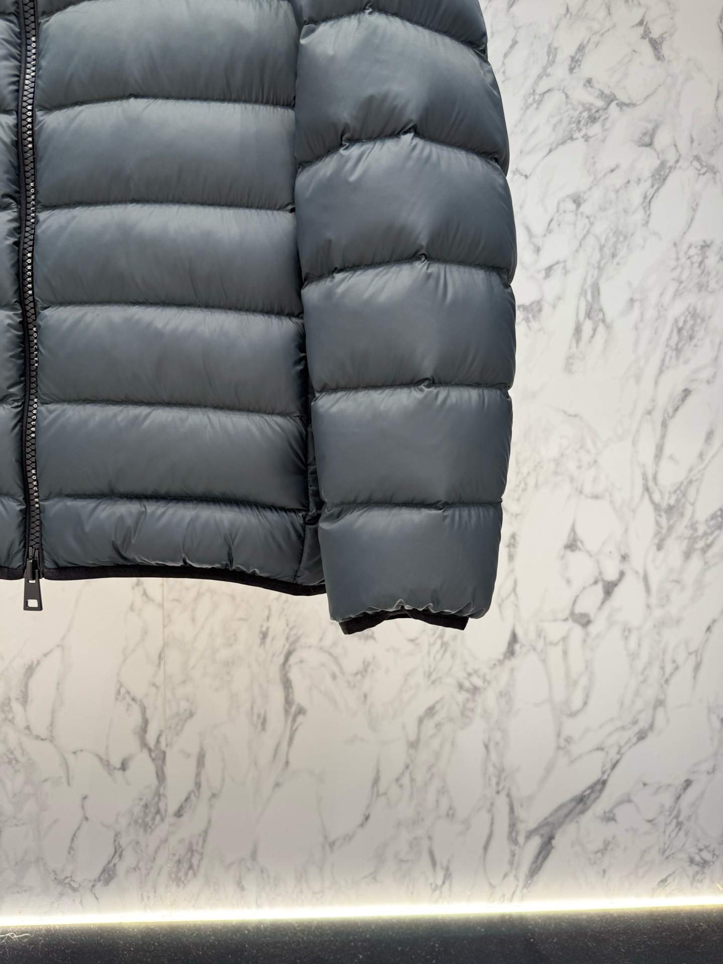 Пуховик мужской Moncler Hooded Short Down Jacket тёмно-синего цвета с капюшоном и натуральным пухом