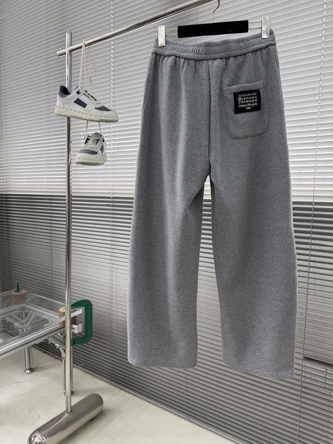 Брюки утеплённые мужские в стиле MM6 Maison Margiela из трикотажа серого цвета с флисовой подкладкой