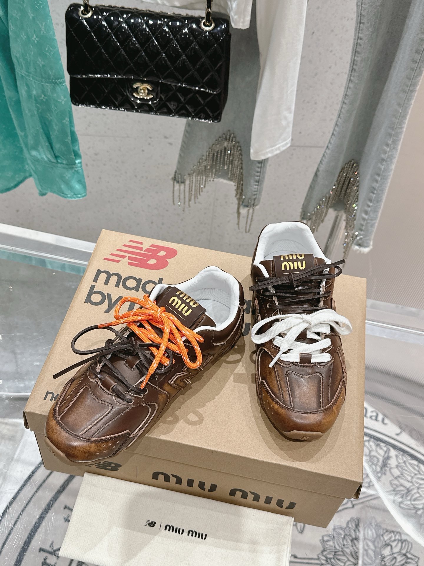 Кроссовки Miu Miu x New Balance коричневого цвета