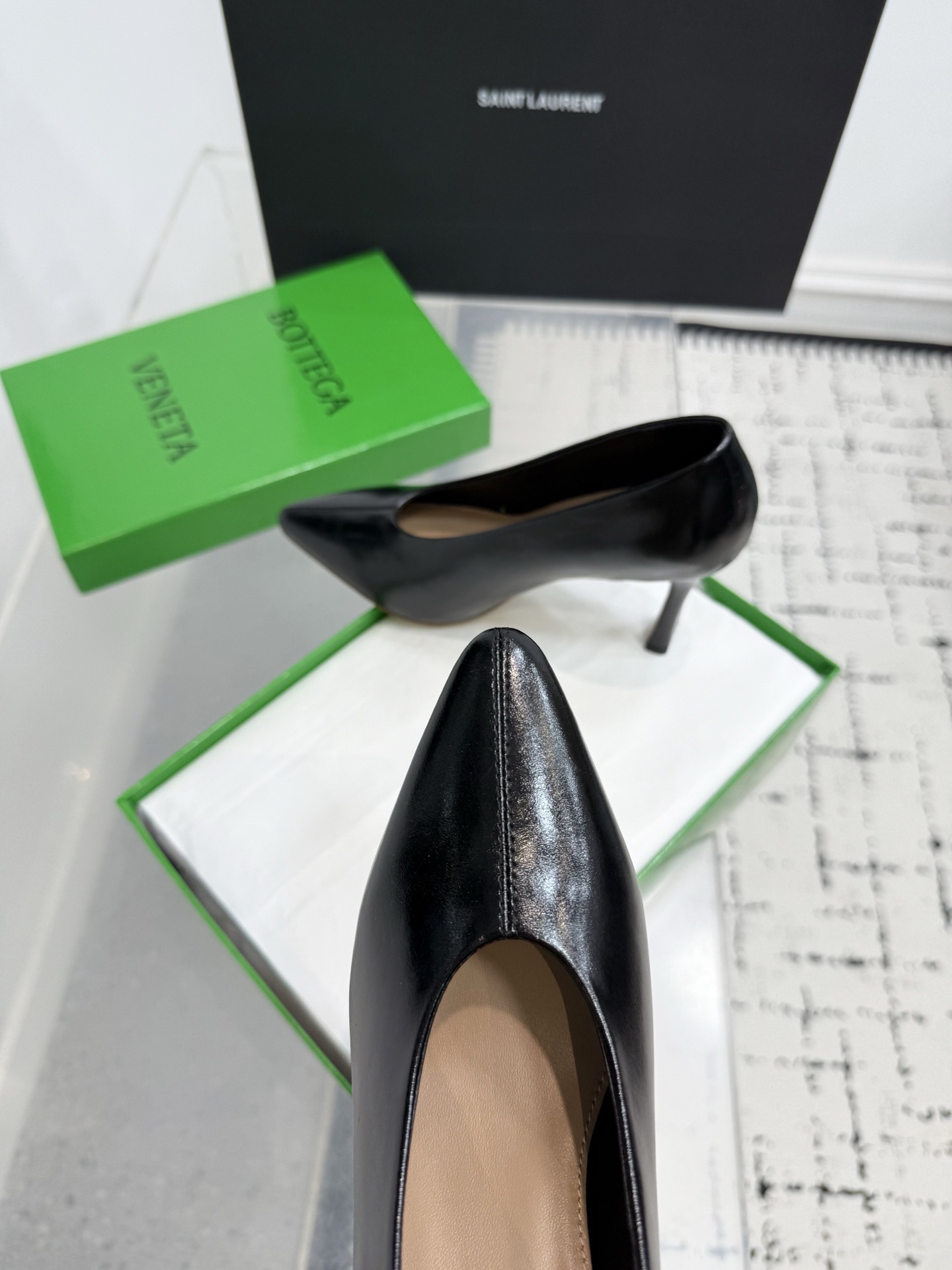 Туфли женские в стиле Bottega Veneta Sofia с глубоким вырезом чёрного цвета