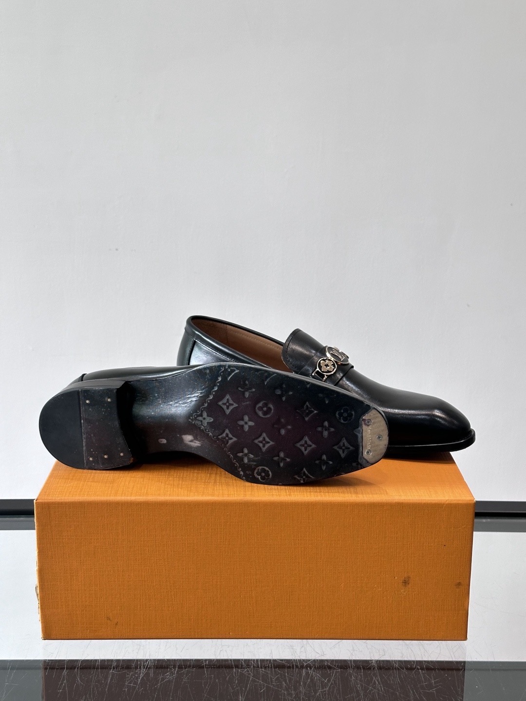 Туфли мужские в стиле Louis Vuitton чёрного цвета с металлической цепочкой