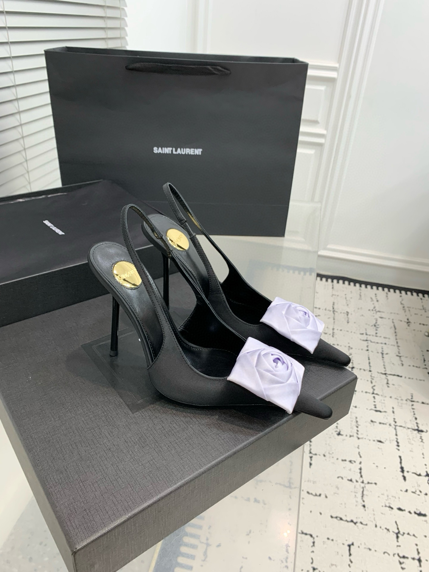 Туфли женские Saint Laurent с цветком slingback чёрного цвета с белым декором