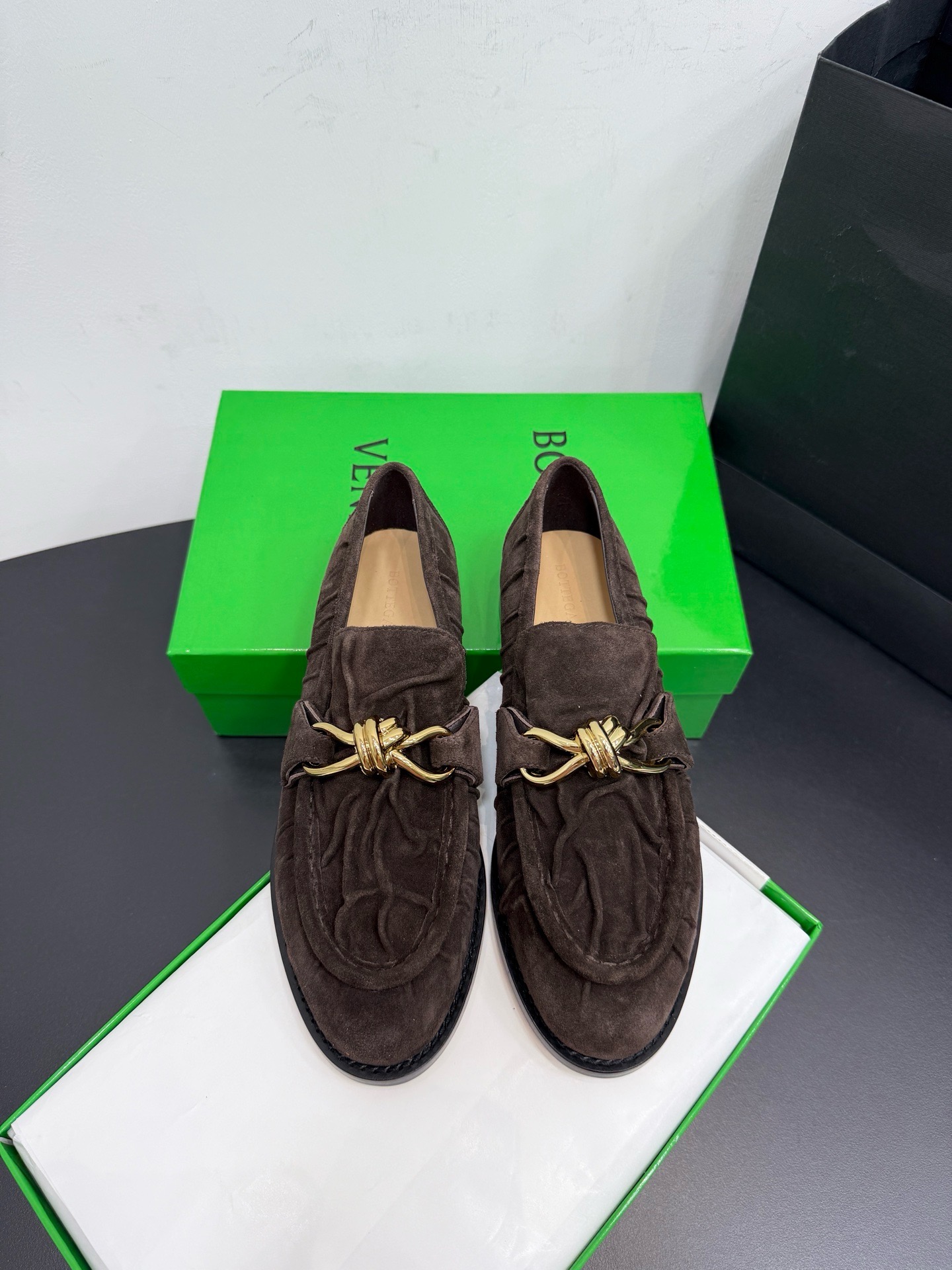 Лоферы женские Bottega Veneta Astaire с металлическим декором коричневого цвета
