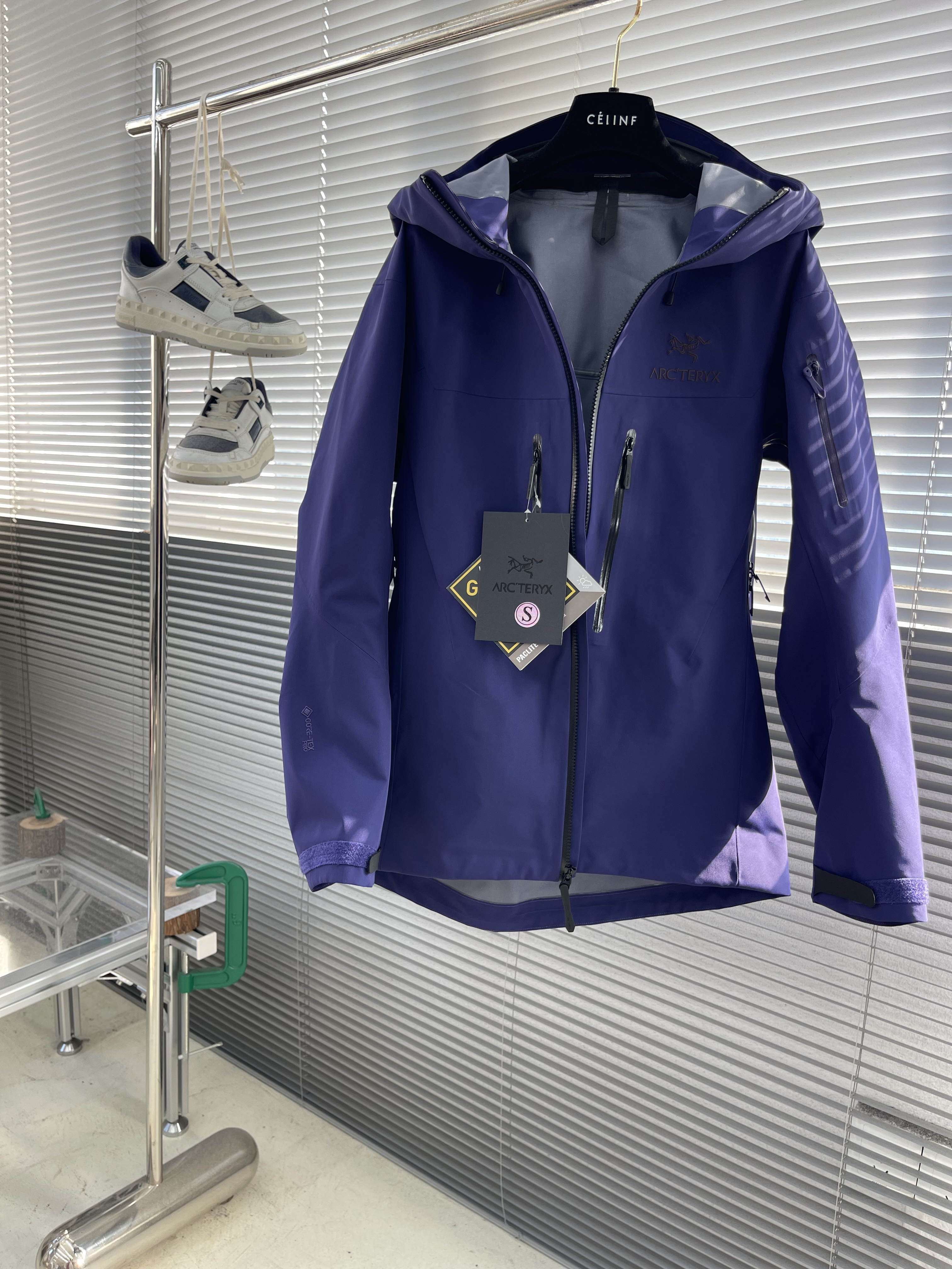 Куртка унисекс в стиле Arc'teryx Alpha SV с капюшоном фиолетового цвета