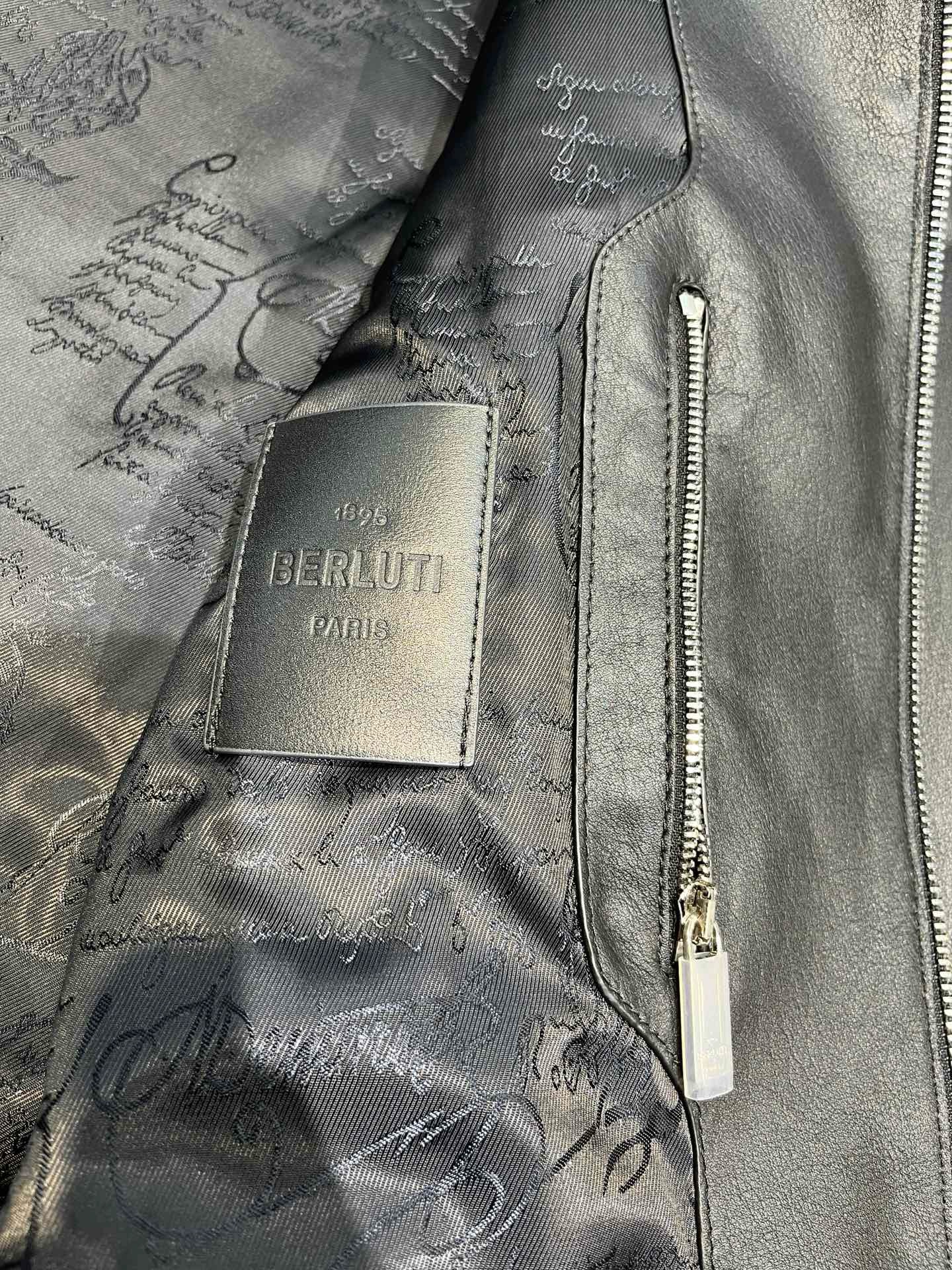 Куртка мужская Berluti чёрного цвета с отложным воротником и молнией