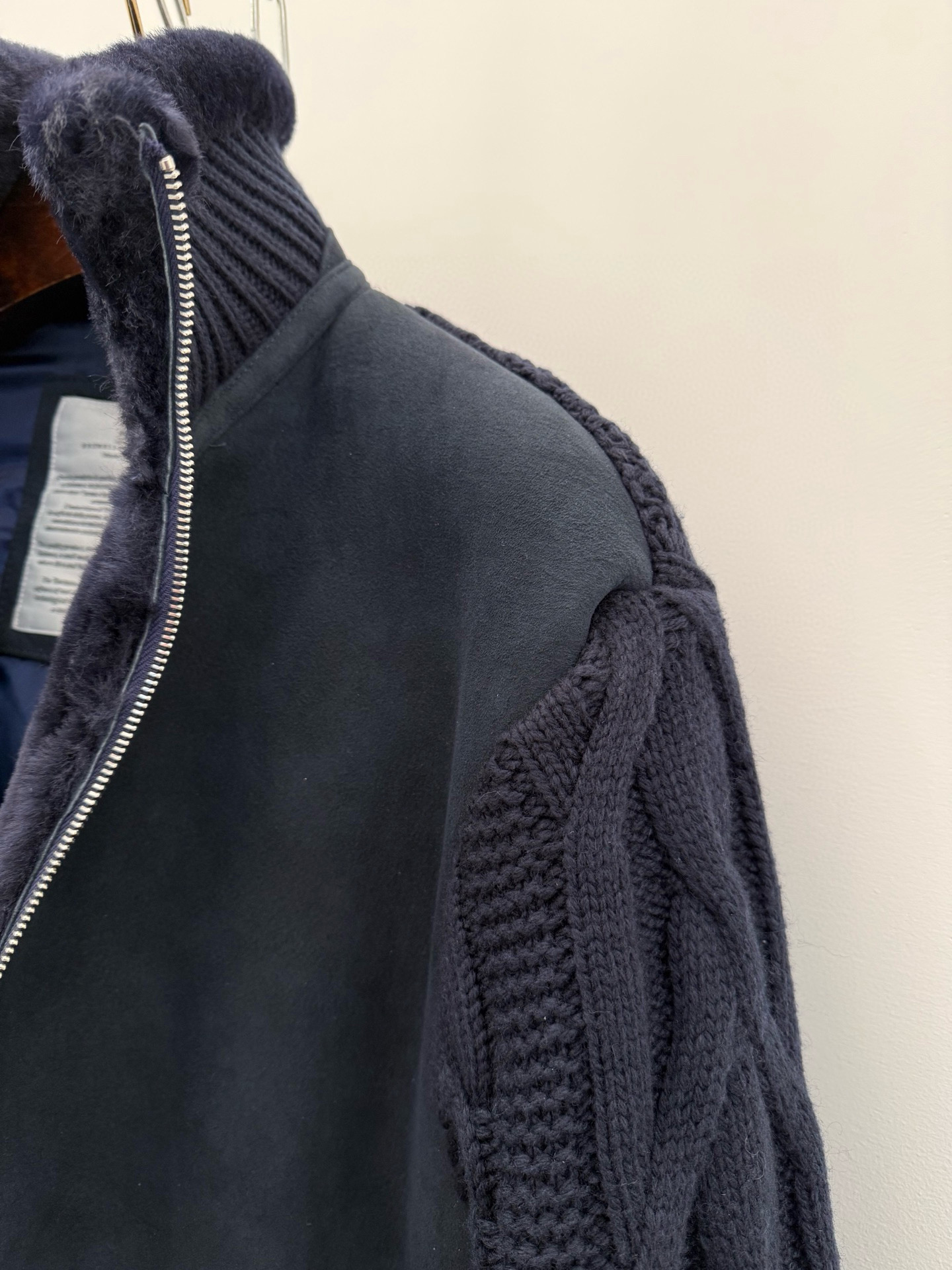 Куртка мужская в стиле Brunello Cucinelli из овчины с вязанными шерстяными рукавами тёмно-синего цвета