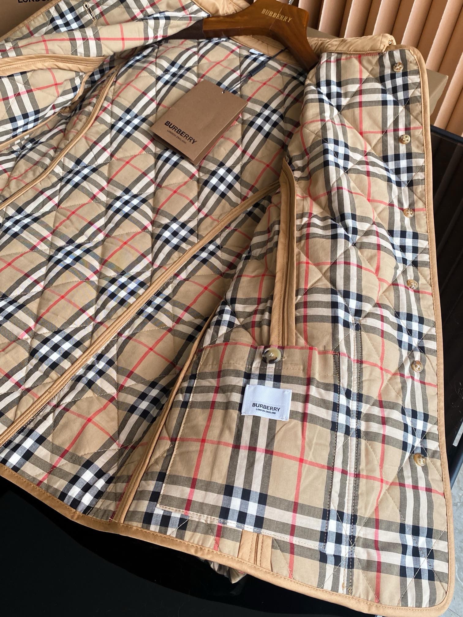 Куртка женская в стиле Burberry бежевого цвета