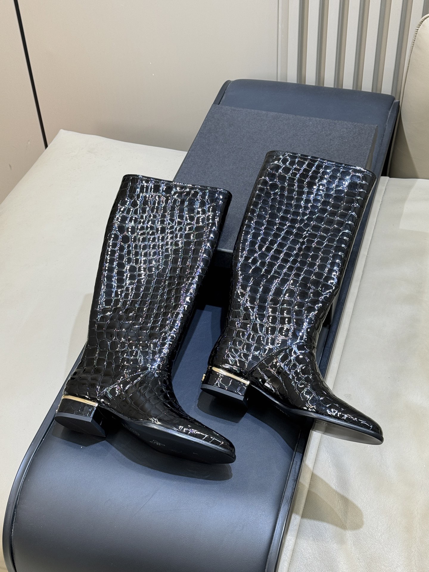 Сапоги женские Chanel Métiers d’art High Boots черного цвета
