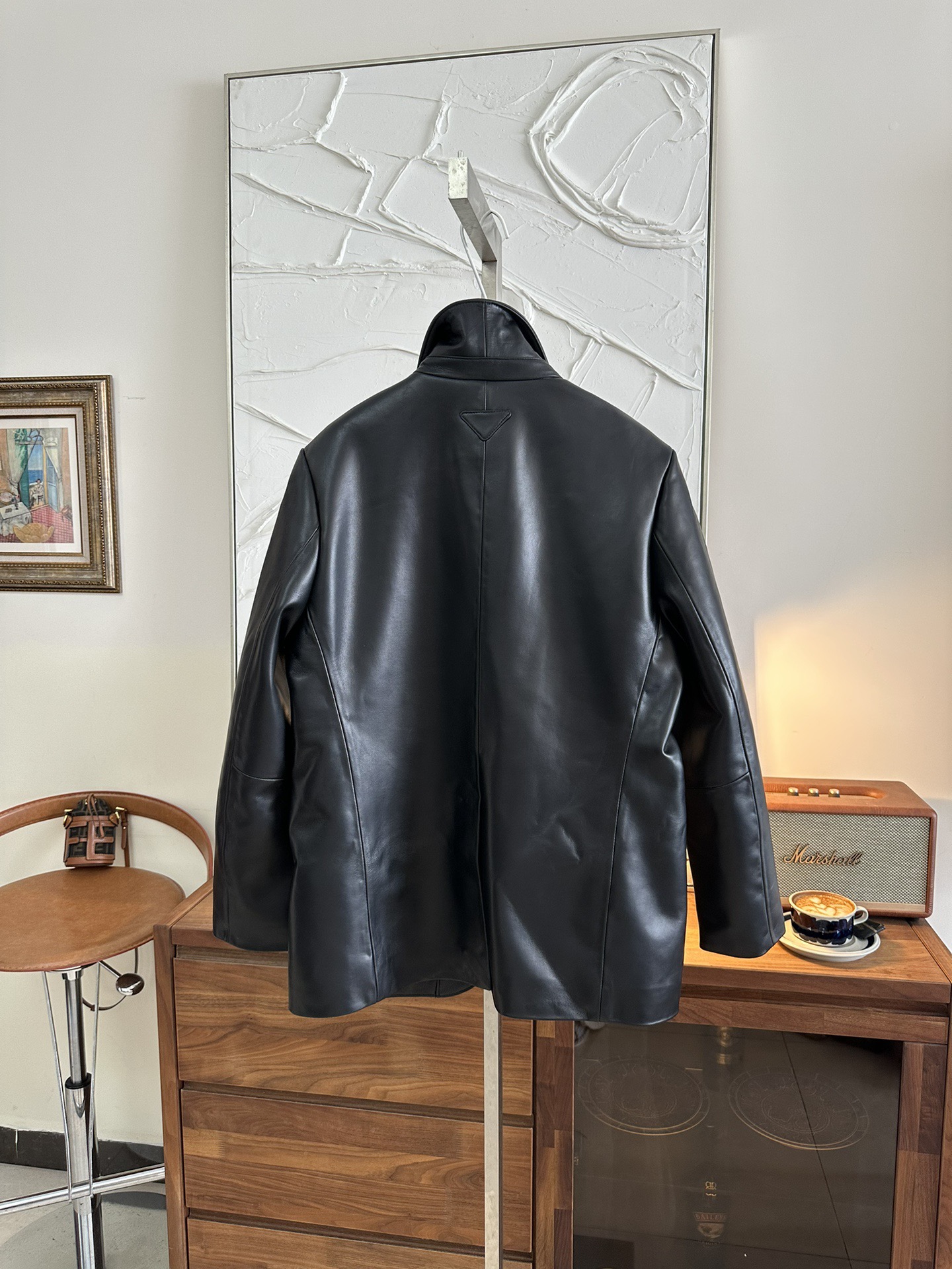 Куртка женская в стиле Prada из натуральной кожи чёрного цвета с классическим кроем