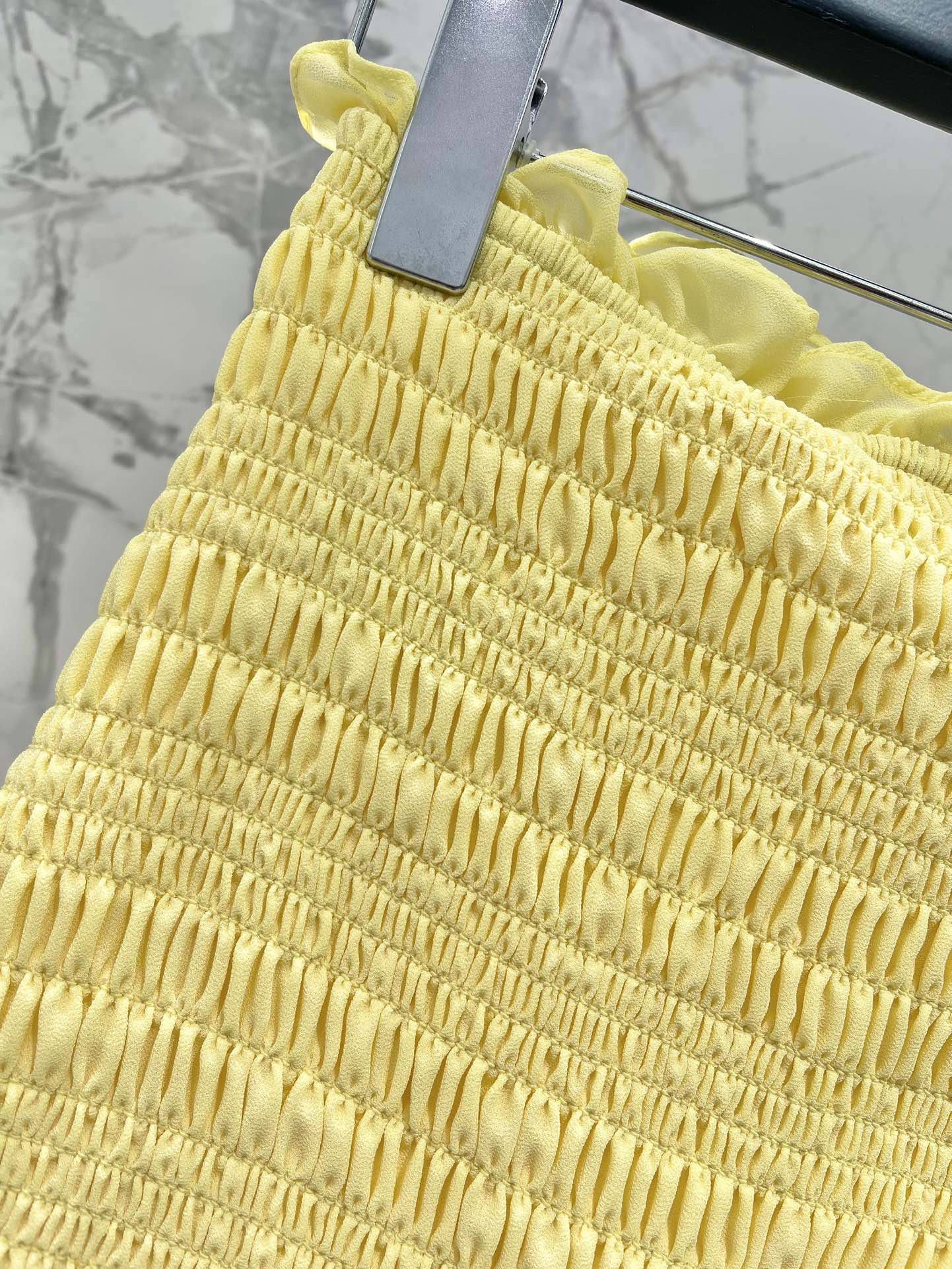 Юбка женская в стиле Saint Laurent жёлтого цвета с рельефной отделкой и оборкой