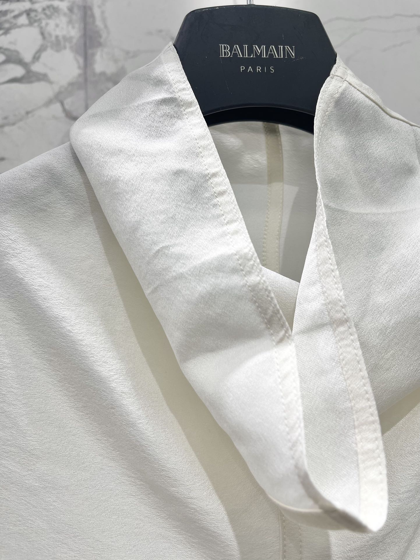 Блуза женская в стиле Balmain из гладкого текстиля белого цвета с драпированным воротником