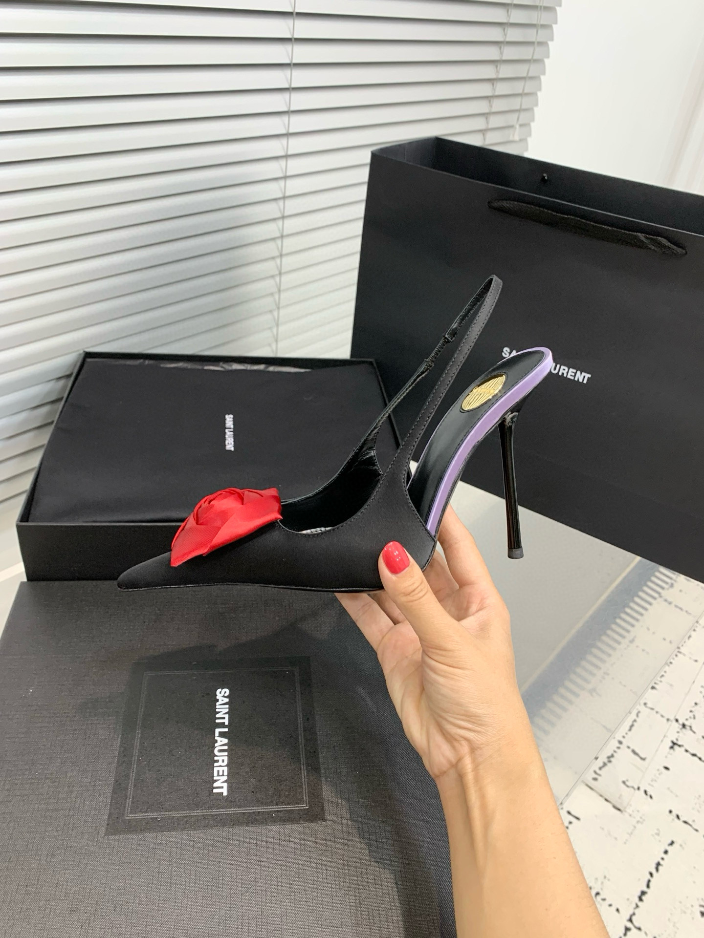 Туфли женские Saint Laurent с цветком slingback чёрного цвета с красным декором