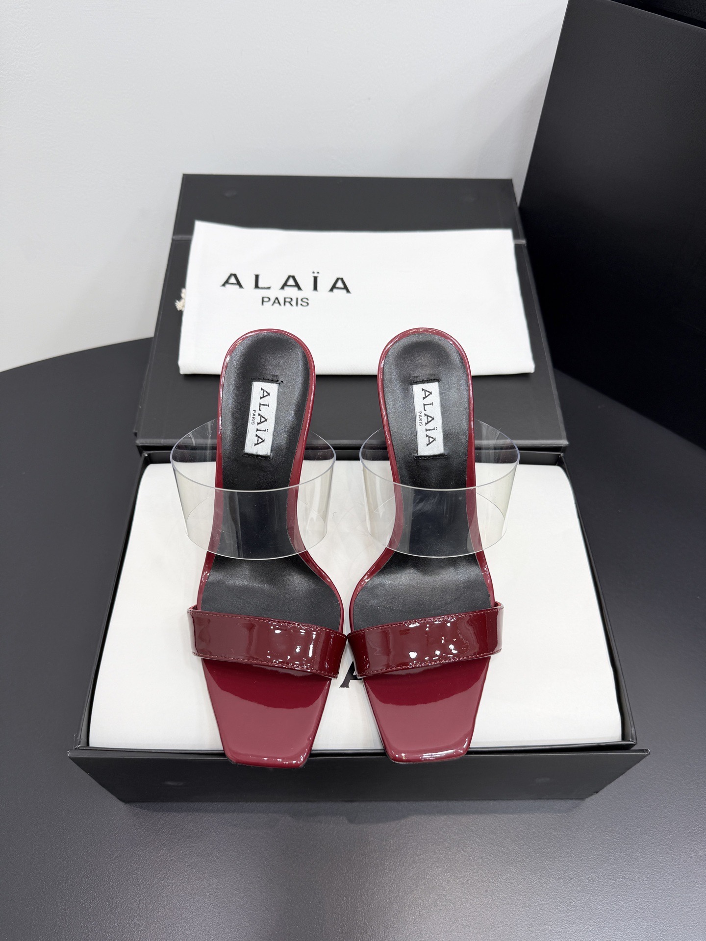 Босоножки женские в стиле Alaïa красного цвета