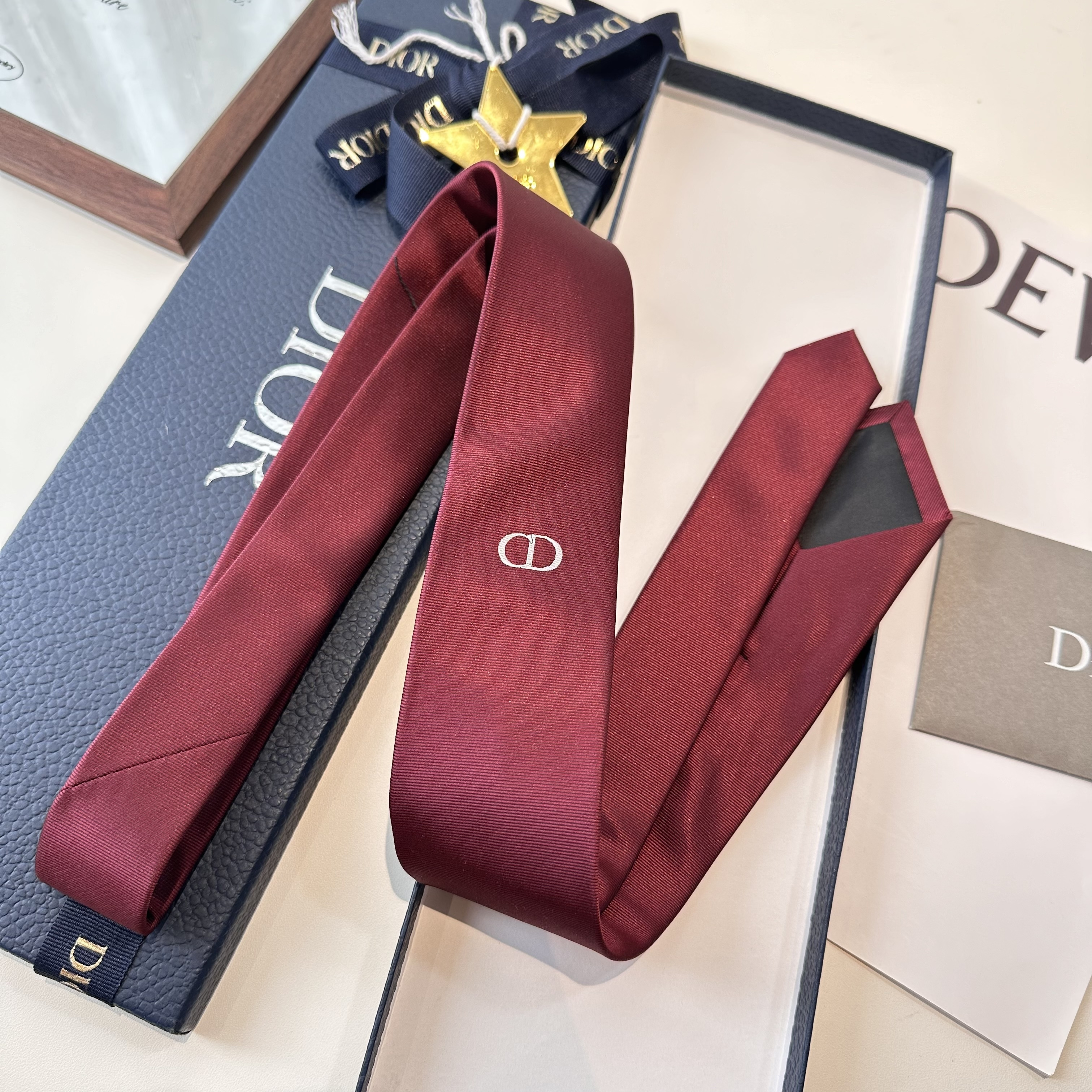 Галстук мужской в стиле Dior бордового цвета с вышивкой логотипа