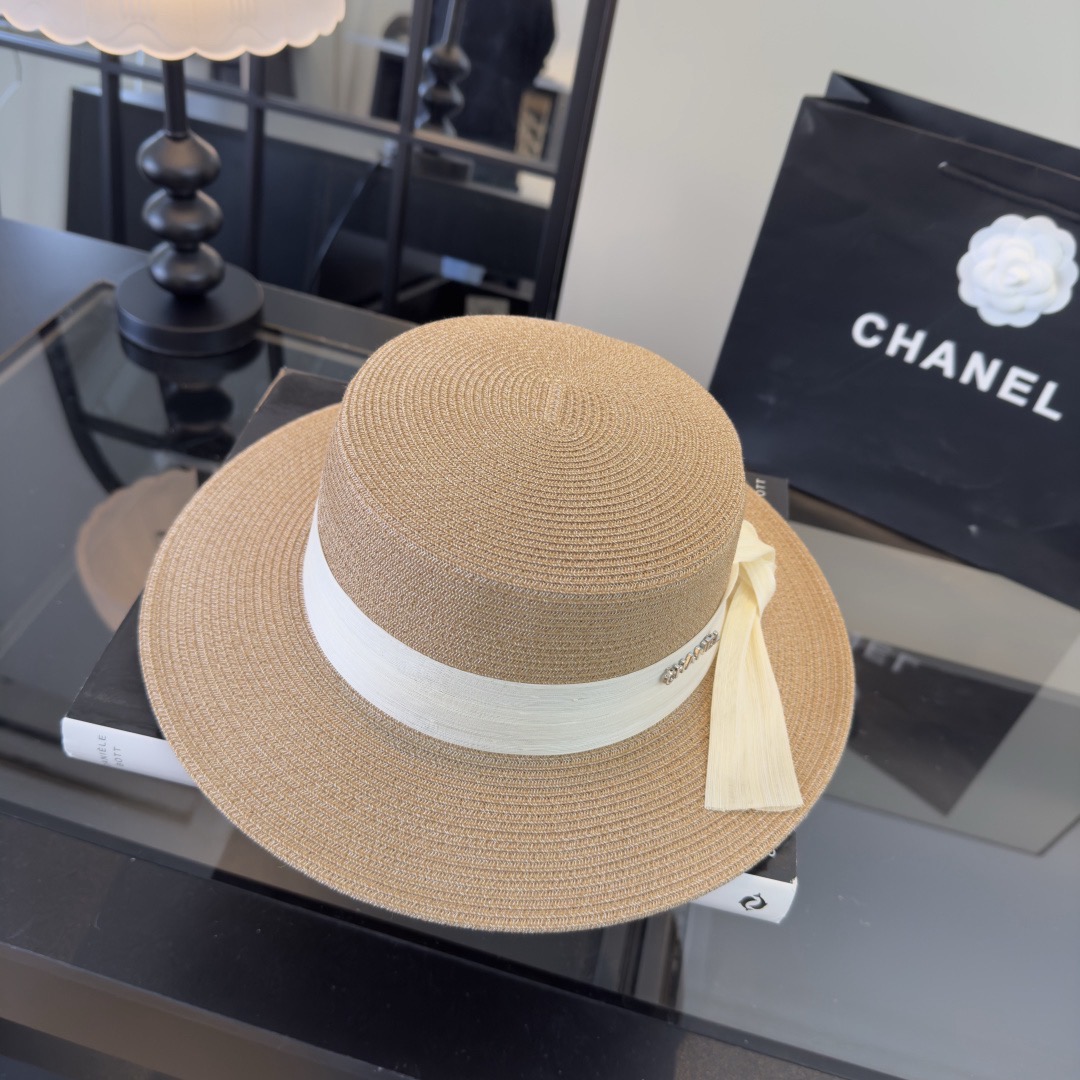 Шляпа женская в стиле Chanel бежевого цвета с лентой и бантом