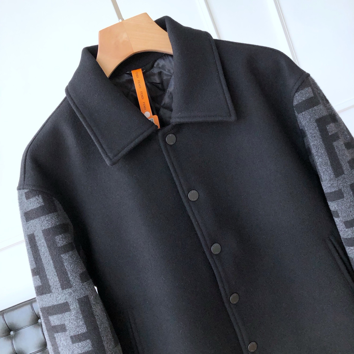Куртка мужская Fendi чёрного цвета с жаккардовыми рукавами FF