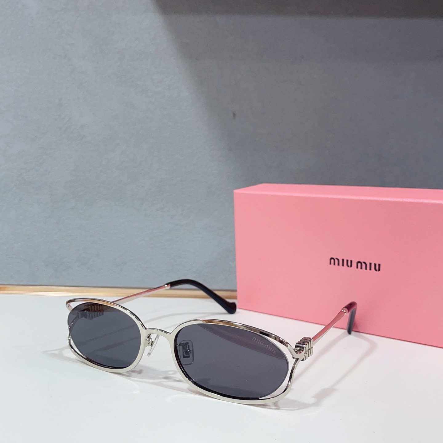 Очки солнцезащитные женские в стиле Miu Miu овальной формы