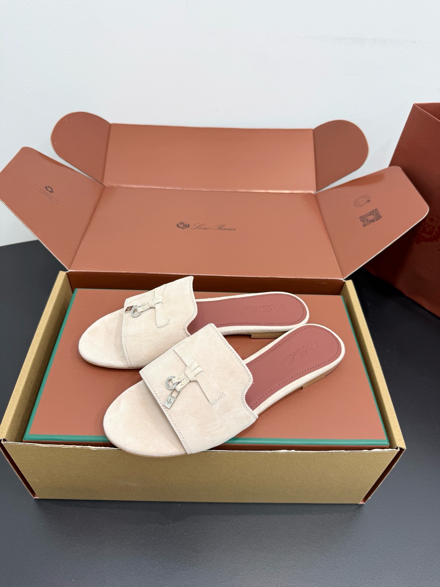 Шлепанцы женские в стиле Loro Piana My Charms из натуральной замши молочного цвета