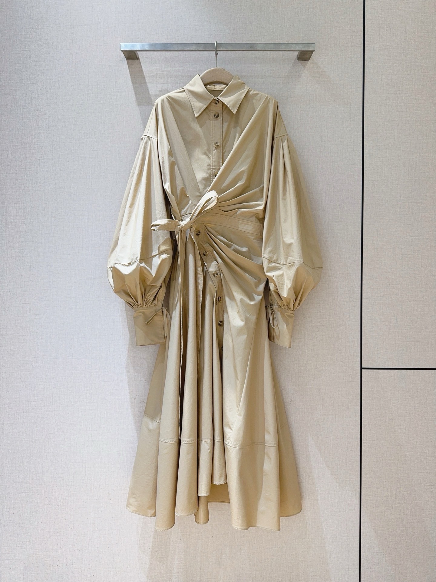 Платье женское в стиле Zimmermann из хлопка бежевого цвета с поясом и драпировкой