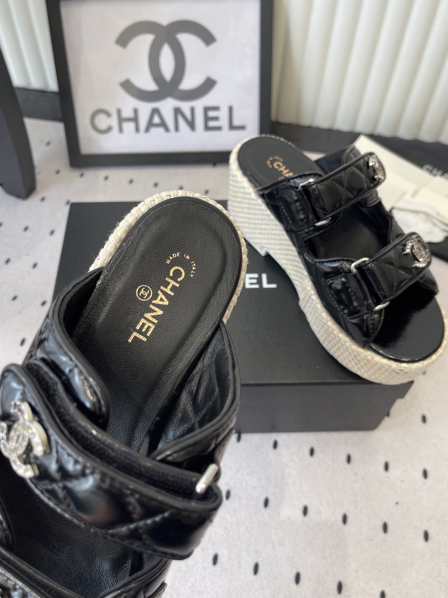 Шлёпанцы женские в стиле Chanel черного цвета на платформе