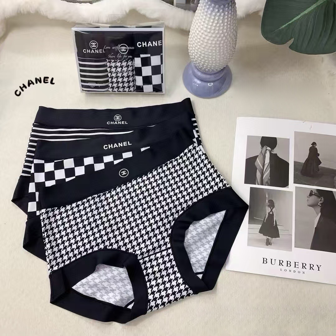 Трусы женские Chanel из хлопка и эластана с кружевной отделкой (набор 3 шт.)
