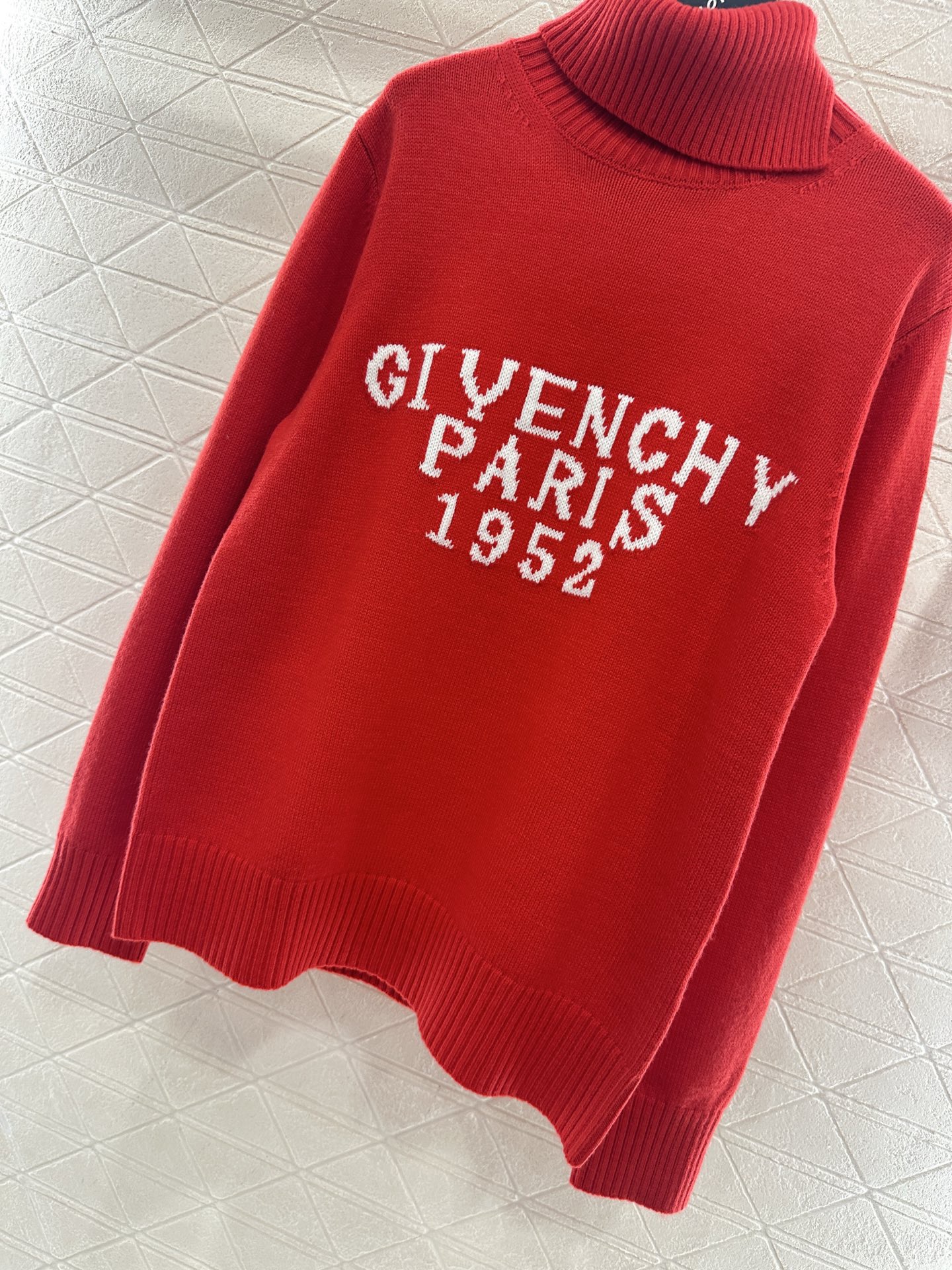 Свитер женский Givenchy Paris 1952 красный цвета с высоким воротом