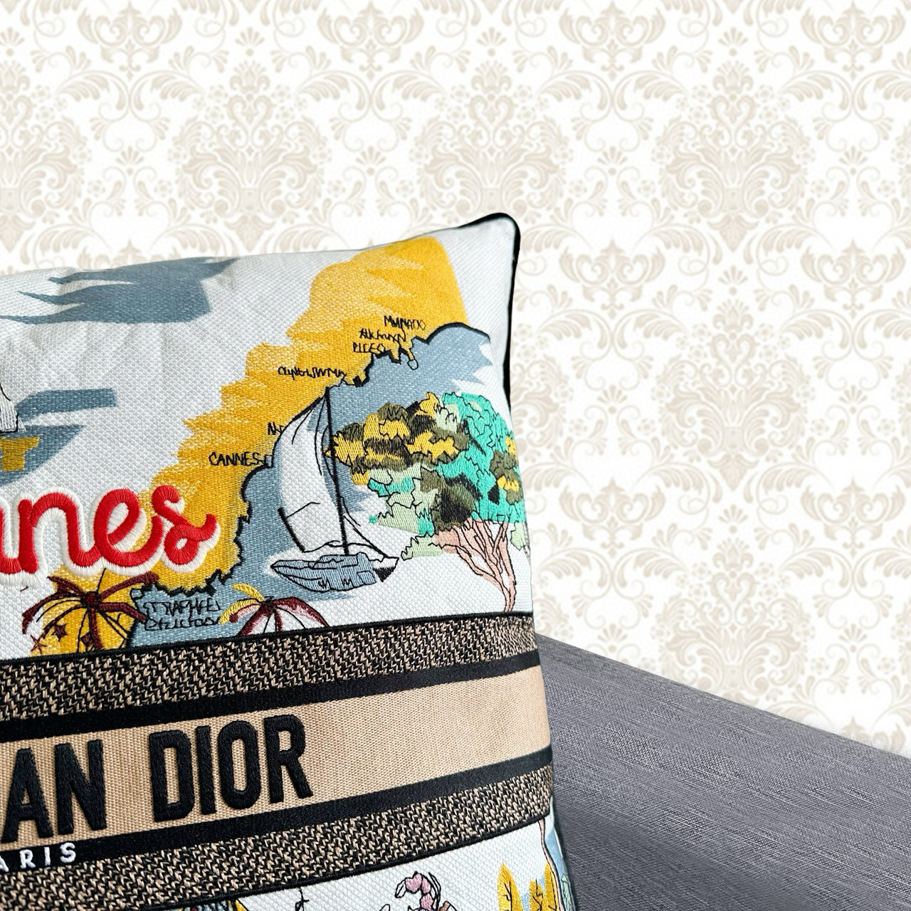  Подушка декоративная в стиле Dior Souvenir Cannes с вышивкой и картографическим принтом, 50×50 см