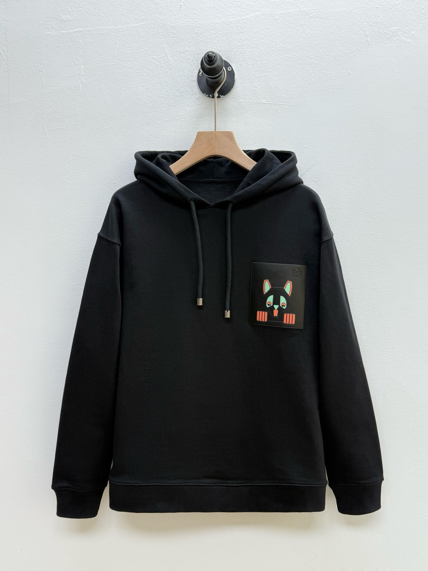 Худи мужское в стиле Loewe Loe из махрового хлопка чёрного цвета с кожаным накладным карманом