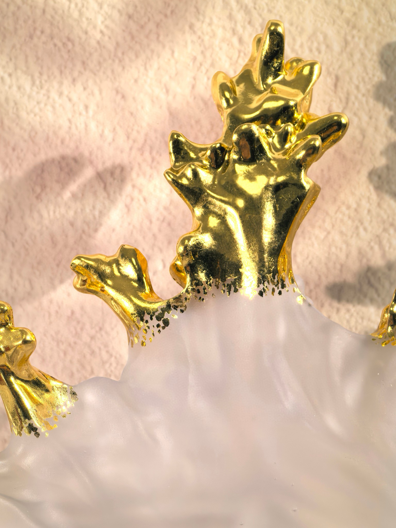 Ваза хрустальная в стиле Daum Sea Conch, бело-золотого цвета