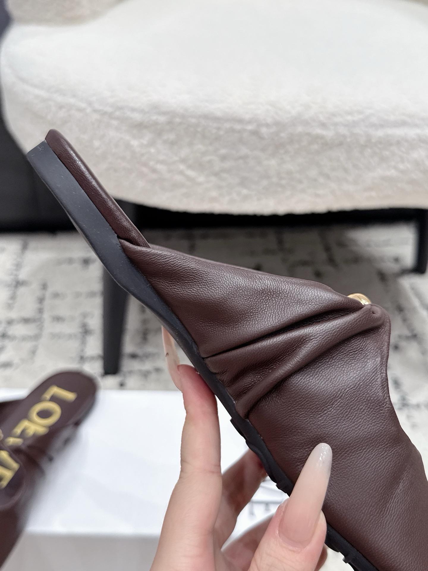 Мюли женские Loewe Pebble Soft тёмно-коричневого цвета