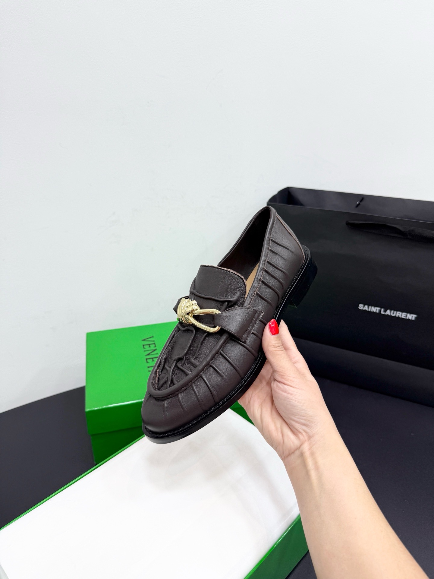 Лоферы женские Bottega Veneta Astaire с металлическим декором коричневого цвета
