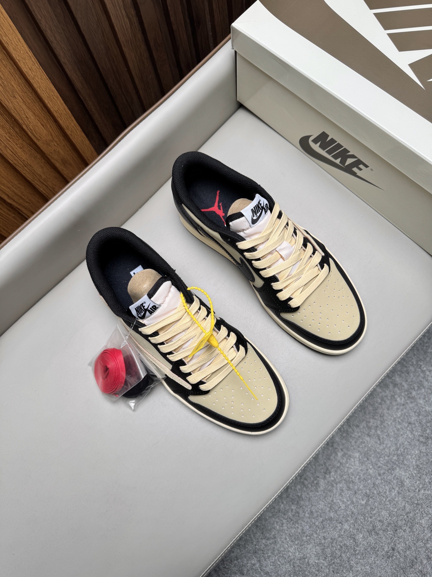 Кроссовки унисекс в стиле Travis Scott x Air Jordan 1 Low молочно-чёрного цвета
