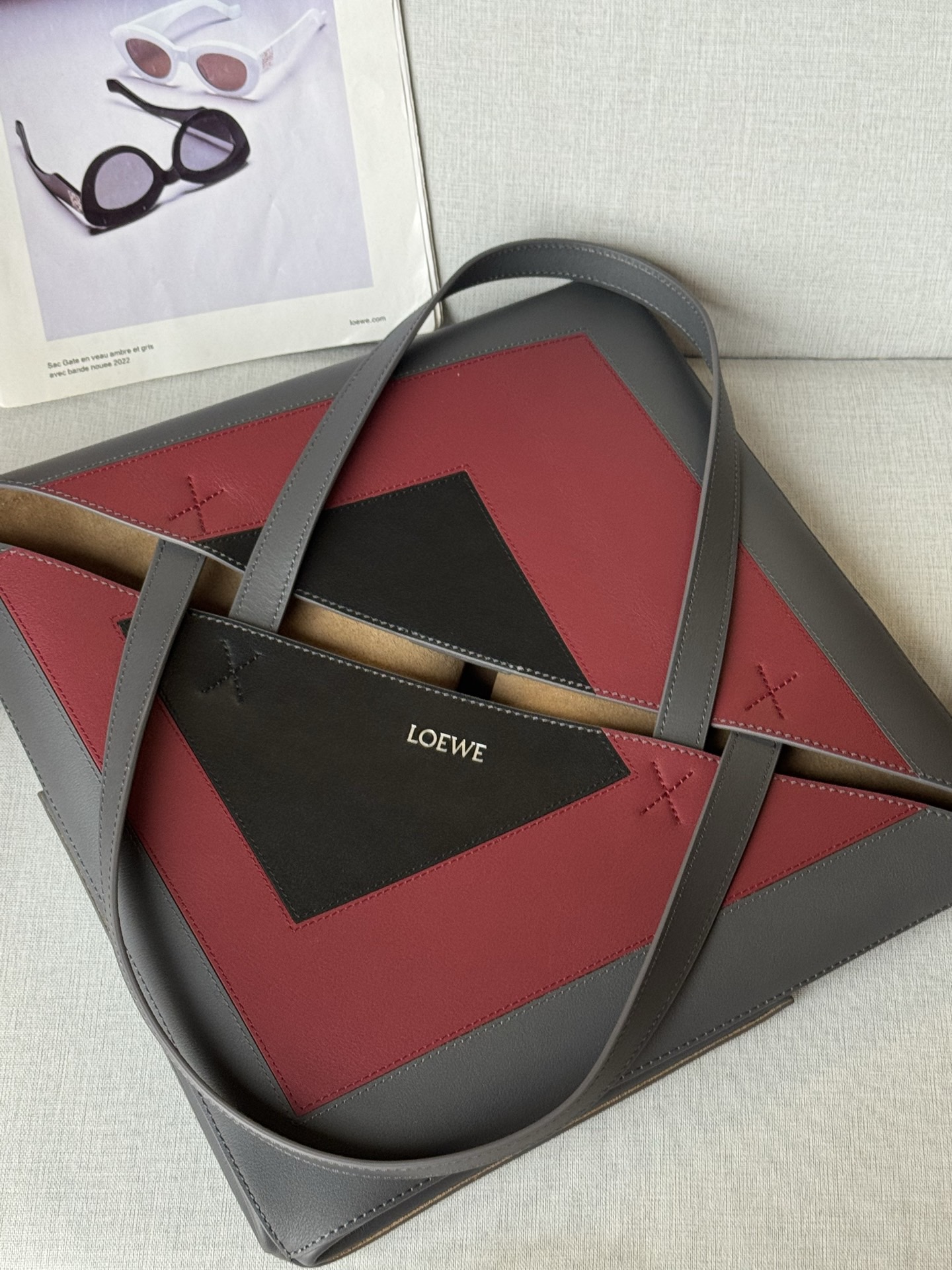 Сумка женская в стиле Loewe Puzzle Fold XL серого цвета с контрастной отделкой