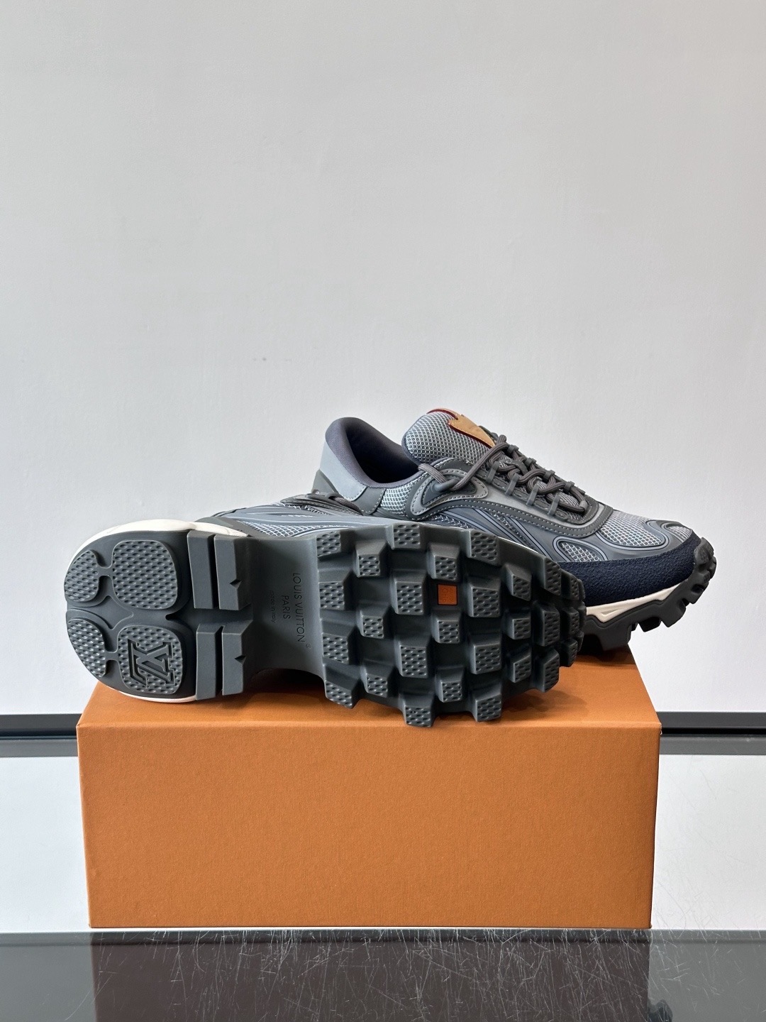 Кроссовки мужские Louis Vuitton Trailrider серого цвета