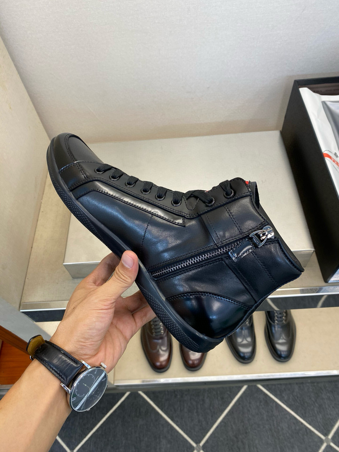 Кроссовки мужские Prada из натуральной кожи черного цвета с красными акцентами