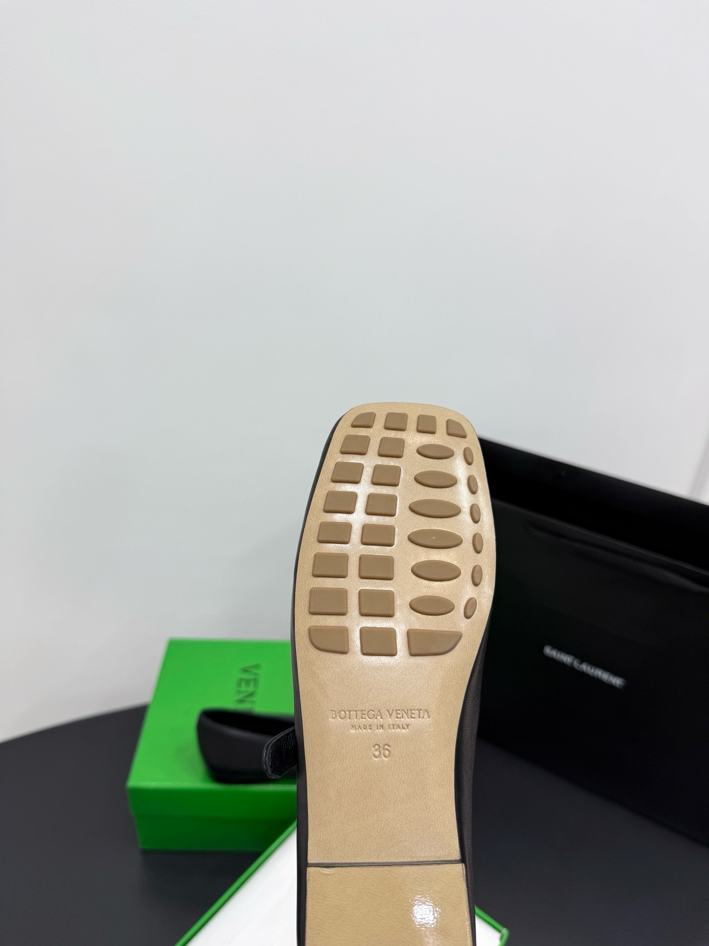 Балетки женские Bottega Veneta Charlotte чёрного цвета