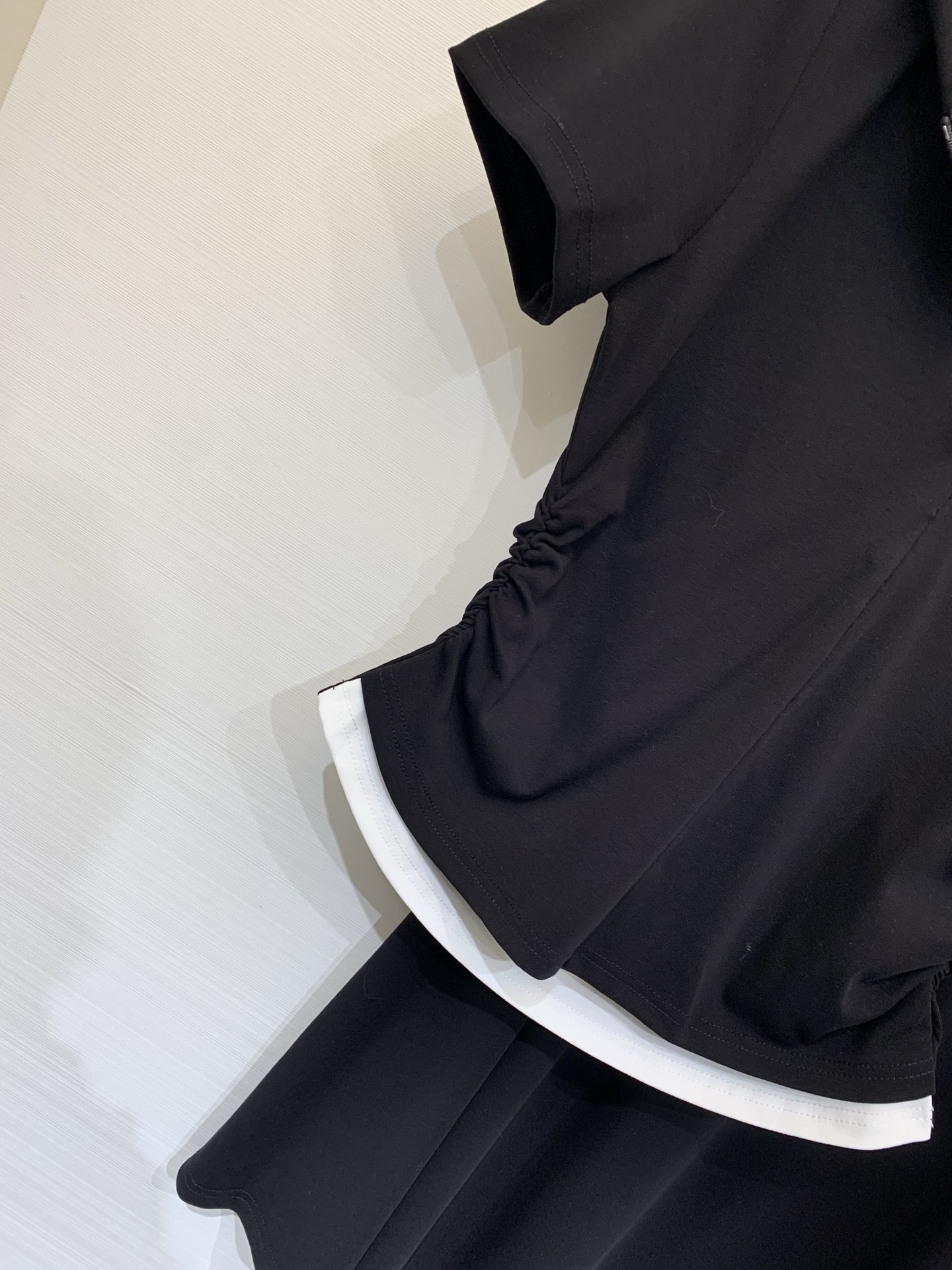 Костюм женский в стиле MM6 Maison Margiela чёрного цвета с топом и юбкой