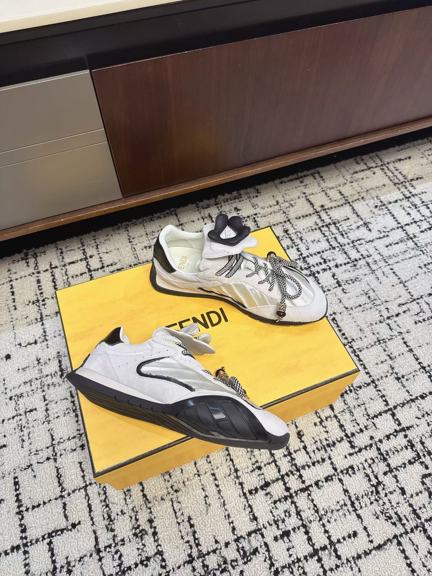 Кроссовки женские в стиле Fendi Delfina светло-серого цвета