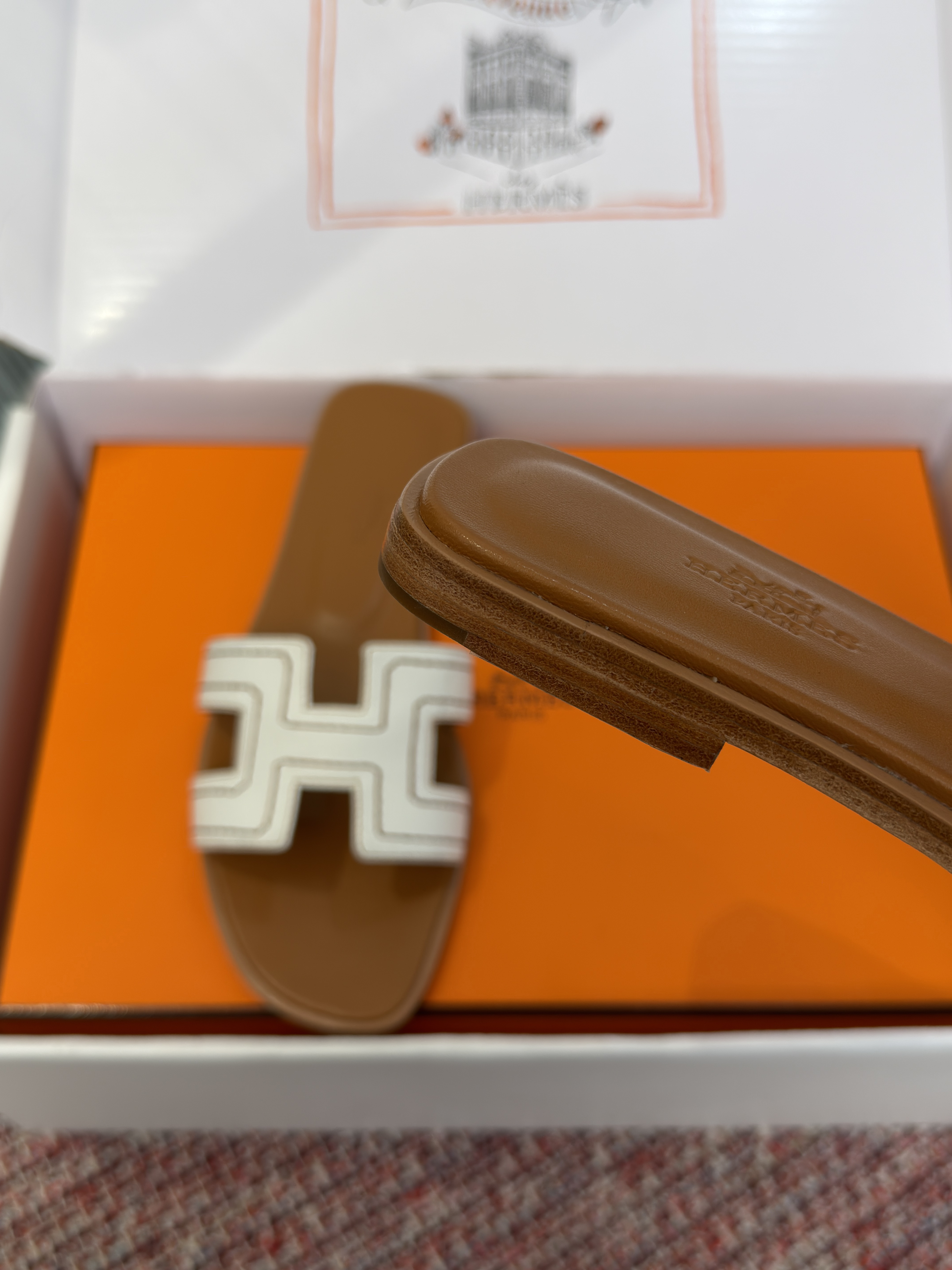 Шлёпанцы женские в стиле Hermès Oran коричнево-белого цвета