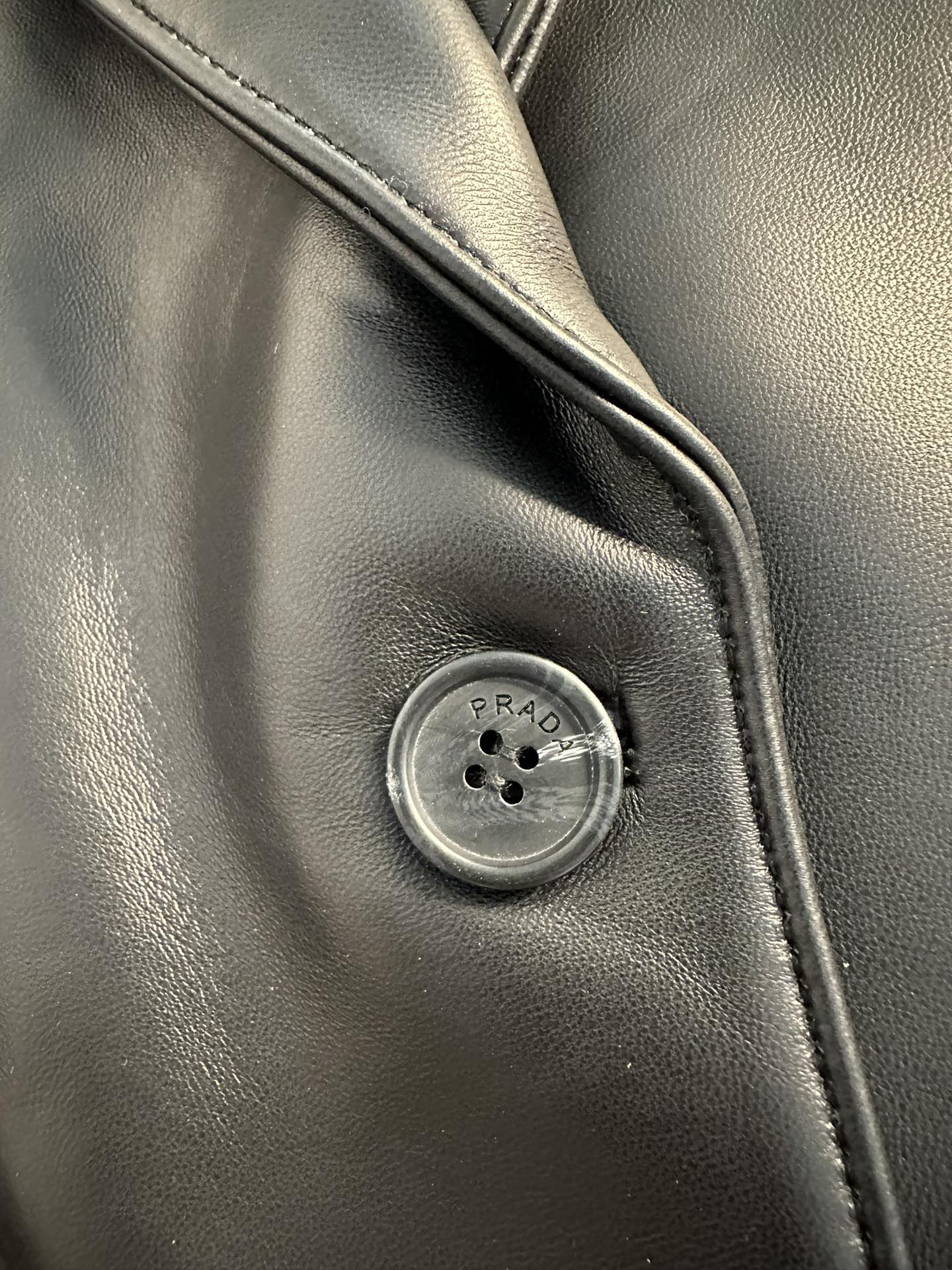 Куртка женская в стиле Prada из натуральной кожи чёрного цвета с классическим кроем